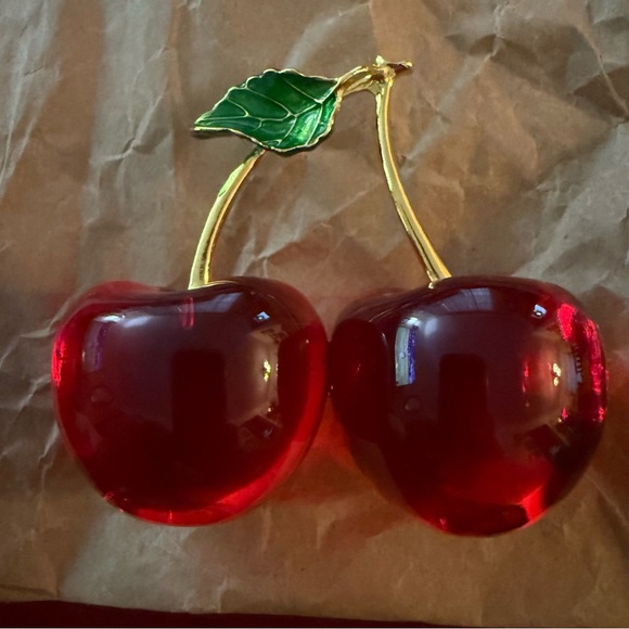 Elegant Red Crystal Cherry Sculpture paperweight - Picture 4 of 7